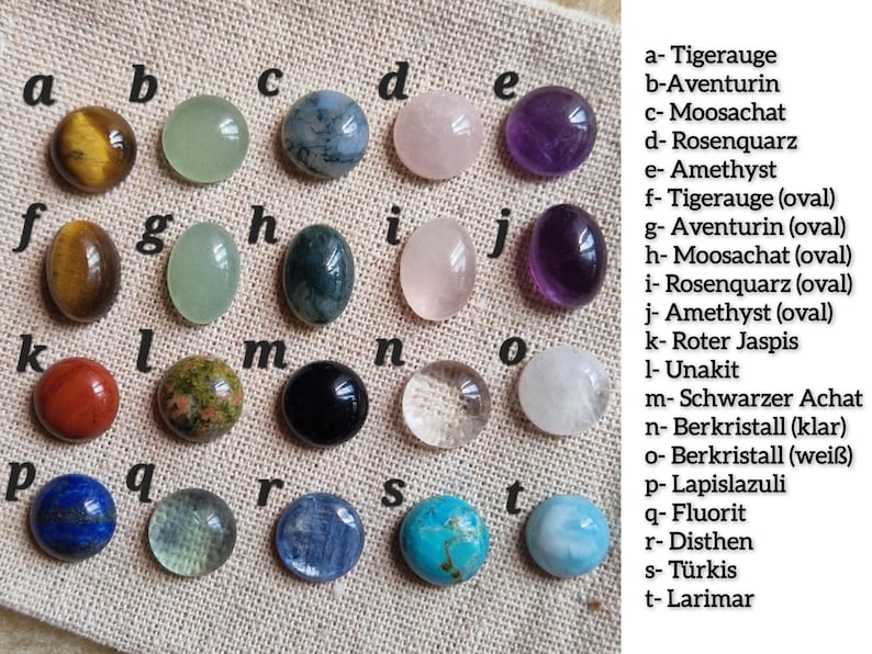 Puede incluir: Una colecci&oacute;n de veinte piedras preciosas pulidas dispuestas en una cuadr&iacute;cula, etiquetadas de la a a la t. Las piedras incluyen ojo de tigre, aventurina, &aacute;gata musgosa, cuarzo rosa, amatista, jaspe rojo, unakita, &aacute;gata negra, cuarzo claro, lapisl&aacute;zuli, fluorita, cianita, turquesa y larimar.