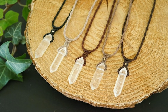 Makramee Edelstein Bergkristallspitze Kette personalisierbar - Boho Halskette mit Messingperle