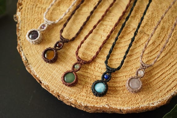 Makramee Edelstein Kette personalisierbar – Tigerauge, Amethyst, Aventurin – Boho Anhänger Halskette mit Edelsteinperlen