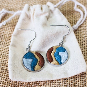 Brincos de aço inoxidável azuis e marrons bordados à mão, joias artesanais azuis, brincos elegantes