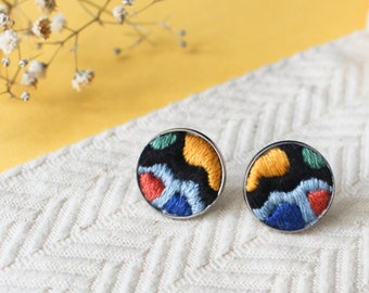 抽象的な模様の刺繍が施されたカラフルなイヤリング、ステートメントジュエリー、モダンな刺繍デザイン