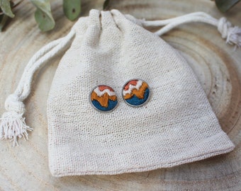 刺繍のイヤリング、手作りの青いスタッド、手刺繍のジュエリー、ユニークな抽象的でモダンな刺繍デザイン