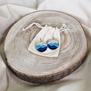 Toni blu fatti a mano grandi orecchini ricamati in acciaio inossidabile, gioielli fatti a mano blu, orecchini eleganti immagine 2