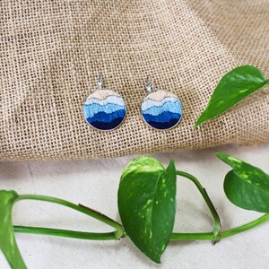 Toni blu fatti a mano grandi orecchini ricamati in acciaio inossidabile, gioielli fatti a mano blu, orecchini eleganti immagine 3