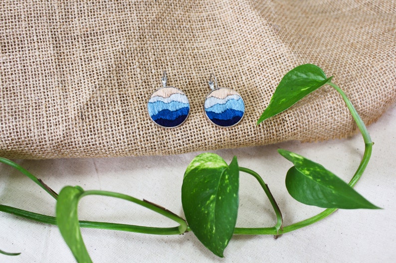 Toni blu fatti a mano grandi orecchini ricamati in acciaio inossidabile, gioielli fatti a mano blu, orecchini eleganti immagine 3