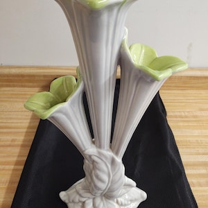 Vtg. Royal Haeger triple trumpet flower vase; large.