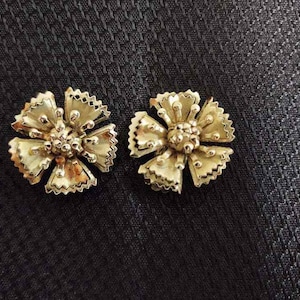 Vintage pair of gold toned metal flower clip earrings
