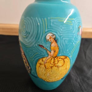 Vtg. Carbone Italian vase w/18th century styled figures.