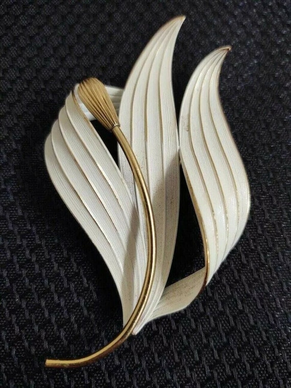 Vintage curled leaf/flower pin; gold toned metal;… - image 1