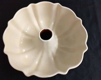 Vintage jell-o mold pottery, bundt. Marked U.S.A.