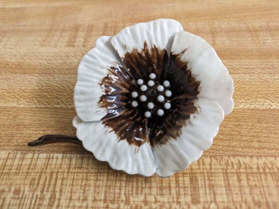 Vtg. brown/white enamel mod floral pin; gold tone… - image 1