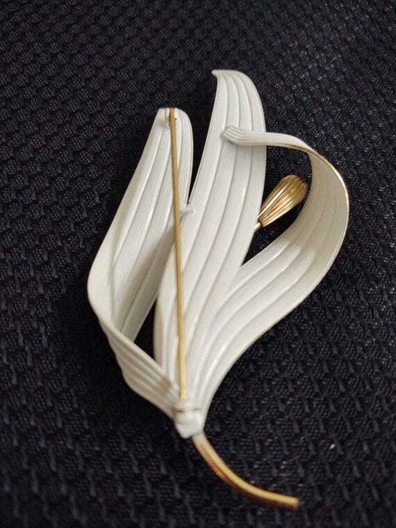 Vintage curled leaf/flower pin; gold toned metal;… - image 8