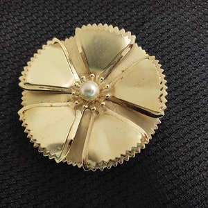 Vintage flower brooch large gold toned metal faux pearl center