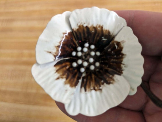 Vtg. brown/white enamel mod floral pin; gold tone… - image 5