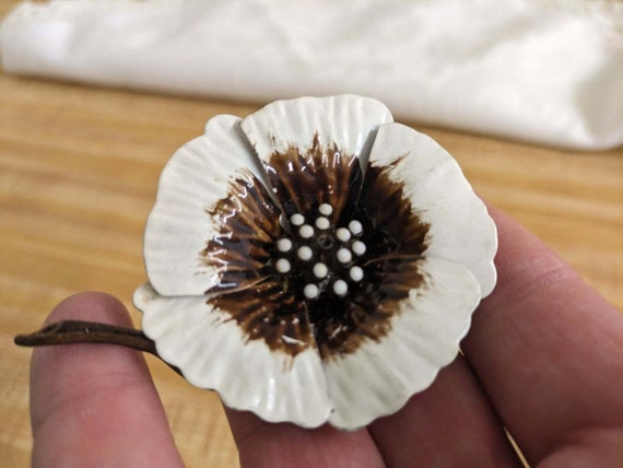 Vtg. brown/white enamel mod floral pin; gold tone… - image 4