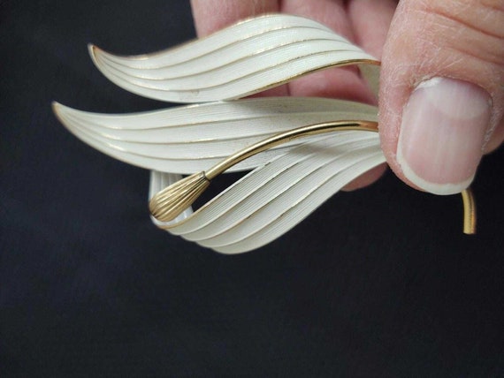 Vintage curled leaf/flower pin; gold toned metal;… - image 3
