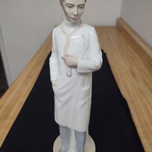 Vtg. Lladro NAO doctor figurine; large.