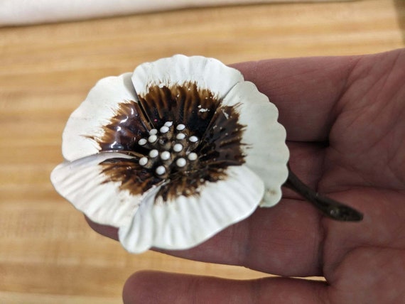 Vtg. brown/white enamel mod floral pin; gold tone… - image 2