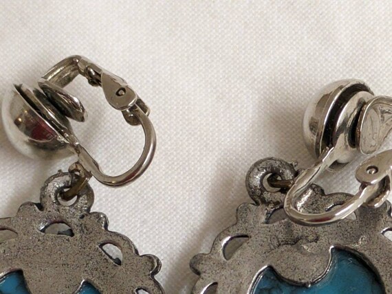 Vtg. screwback earrings: silvertoned metal, blue … - image 4