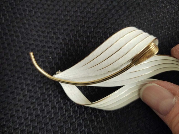 Vintage curled leaf/flower pin; gold toned metal;… - image 5