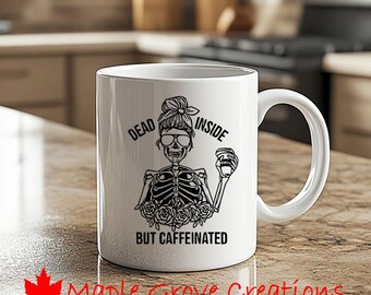 Tazza da caffè "Dead Inside But Caffeinated" - Tazza da caffè da 11 once - Disponibile in ceramica o plastica