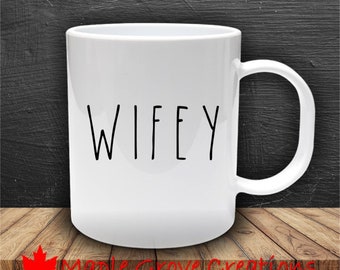 Rae Dunn Inspirierte Wifey Kaffeetasse - 11 Unzen Kaffeetasse - Erhältlich in Keramik oder Kunststoff