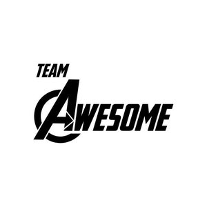 Peut inclure: Conception graphique en noir et blanc avec le texte "TEAM AWESOME" en caractères gras. Le "A" de "AWESOME" est stylisé pour ressembler au logo des Avengers.