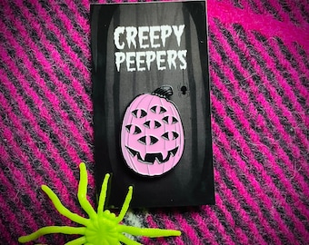 VALOWEEN CREEPY PEEPERS - Pastellrosa - Halloween Jack o' Lantern Emaljnål med Skräckmotiv - Nål - Pumpa, Söt, Goth Alla hjärtans dag