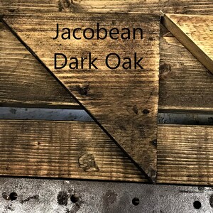 Op de afbeelding: Drie driehoekige houtstalen die verschillende houtbehandelingen laten zien: Clear Wax Finish, Jacobean Dark Oak en natuurlijke Deense olie.