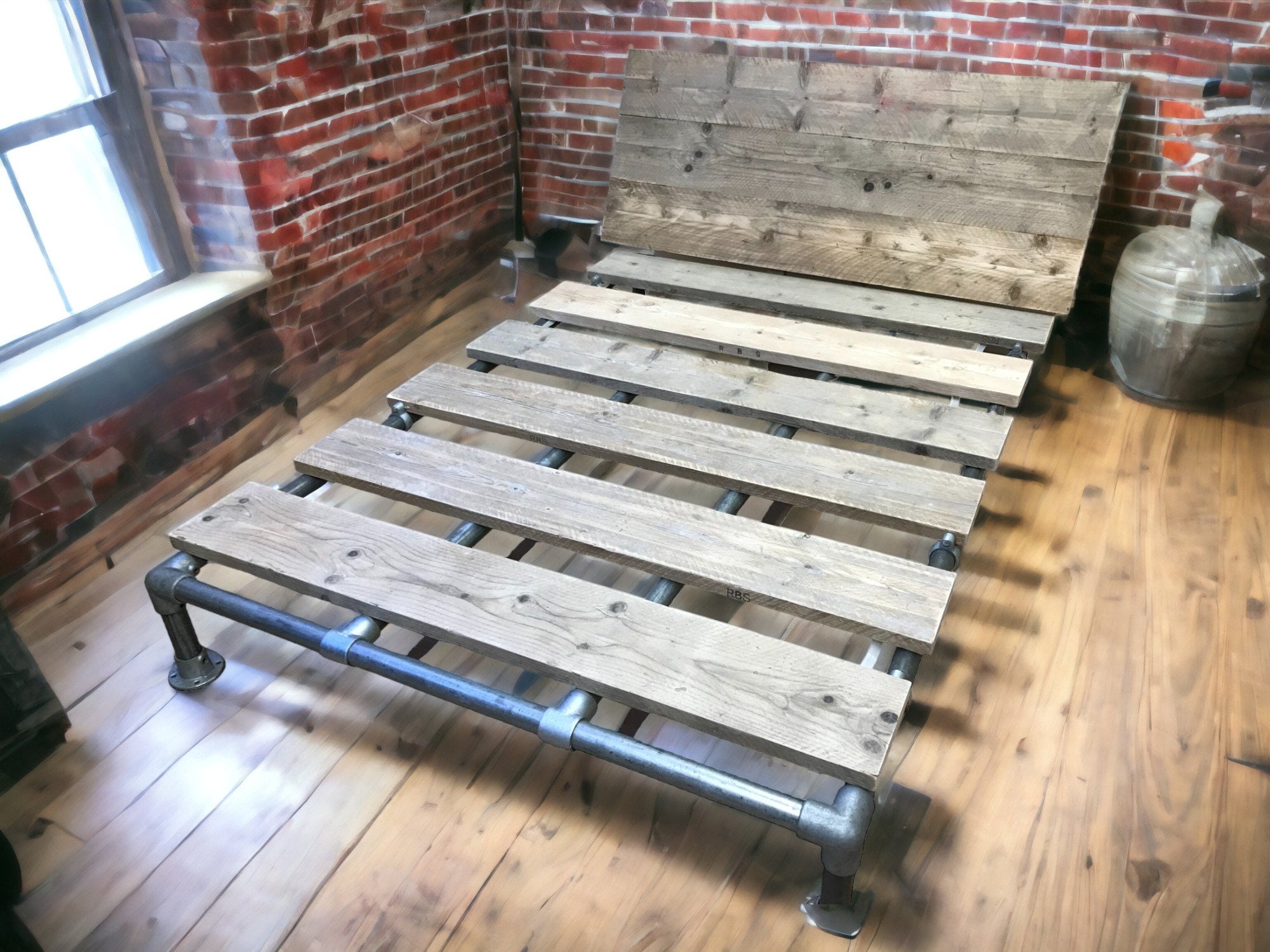 リサイクルされた再生工業用鋼材と足場板材を使用した足場ベッド | THE