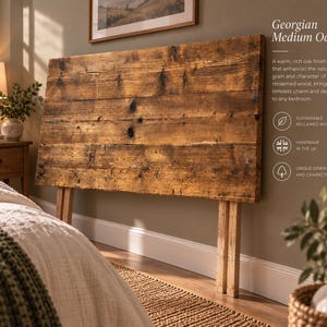 Puede incluir: Un cabecero rectangular hecho de tablones horizontales de madera recuperada con un acabado de roble medio georgiano. El cabecero presenta una veta de madera visible, nudos y una textura natural, sostenido por cuatro patas de madera verticales.