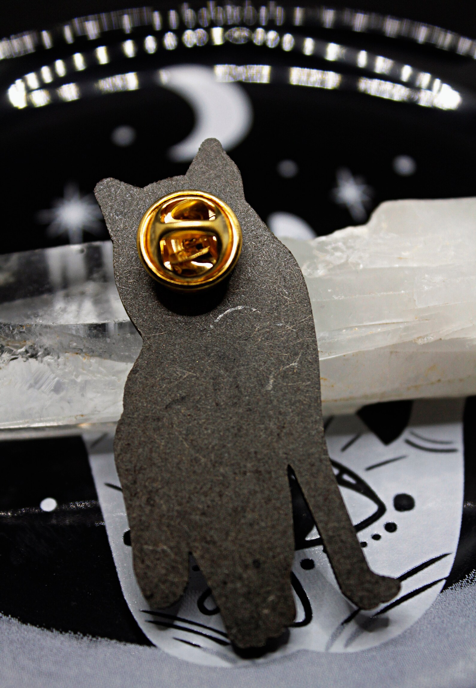 Howling Wolf Silver Pewter Hancrafted Pin Badge Finely Handmade In UK