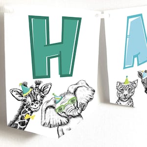 Puede incluir: Una pancarta digital imprimible con la palabra "HAPPY" en letras grandes y coloridas. Cada letra está decorada con un animal diferente que lleva un gorro de fiesta: una jirafa, un elefante, un león, una cebra y un leopardo. La pancarta es perfecta para una fiesta de cumpleaños infantil.