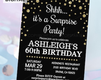 Może przedstawiać: Czarna prostokątna karta zaproszenia ze złotym brokatowym konfetti na górze i na dole. Tekst brzmi: Shhh... it's a Surprise Party! Please join us to celebrate ASHLEIGH'S 60th BIRTHDAY, SATURDAY MAR 29, 7:00-9:00PM, KEENING'S RESTAURANT.