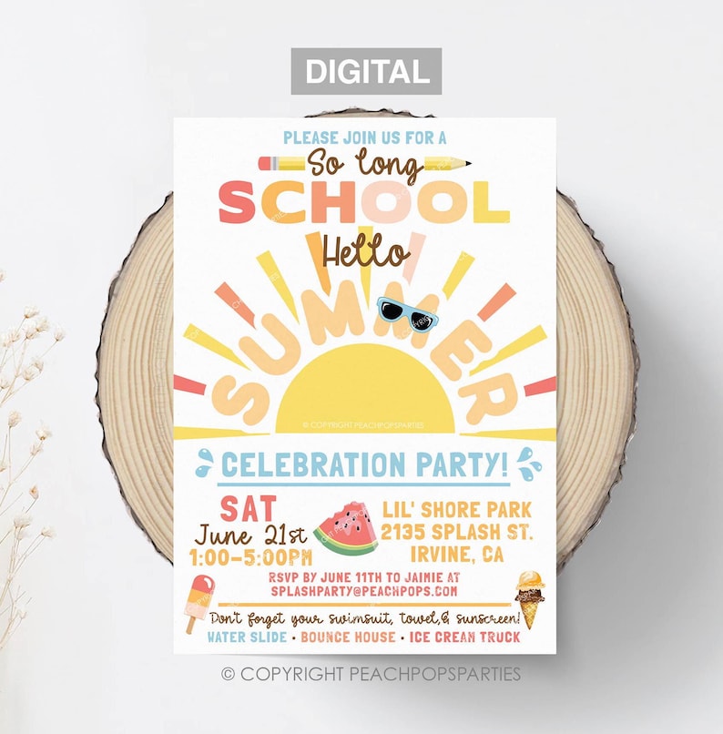Pode incluir: Um convite digital para uma festa de celebra&ccedil;&atilde;o de ver&atilde;o. O design apresenta um sol amarelo com as palavras "So long SCHOOL Hello SUMMER" em texto colorido. Inclui detalhes da festa: data, hora, local e informa&ccedil;&otilde;es RSVP. O convite est&aacute; em um fundo de madeira.