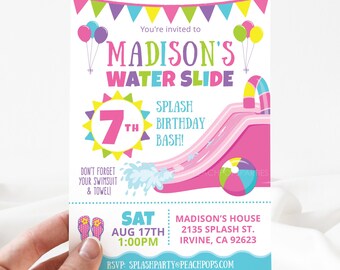 Puede incluir: Una invitación digital rosa y azul para una fiesta de cumpleaños de 7 años. La invitación presenta un tobogán de agua de dibujos animados y el texto "Madison's Water Slide Splash Birthday Bash!"  ¡No olvides tu traje de baño y tu toalla!  Sáb 17 de agosto 1:00 p. m. Casa de Madison 2135 Splash St. Irvine, CA 92623. RSVP: Splashparty@peachpops.com. Copyright Peachpopsparties.