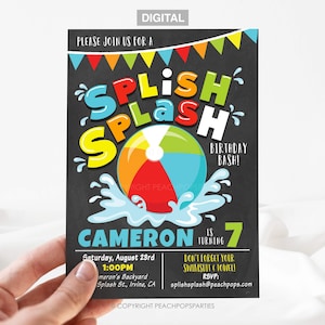 Op de afbeelding: Een kleurrijke uitnodiging voor een verjaardagsfeest met de tekst "Splish Splash Birthday Bash!" en een strandbal. De uitnodiging is voor Camerons 7e verjaardag. Het feest is op zaterdag 23 augustus om 13:00 uur in meron's Backyard, Splash St., Irvine, CA. De uitnodiging bevat ook de tekst "Vergeet je zwempak en handdoek niet!" en de RSVP-informatie: splishsplash@peachpops.com.
