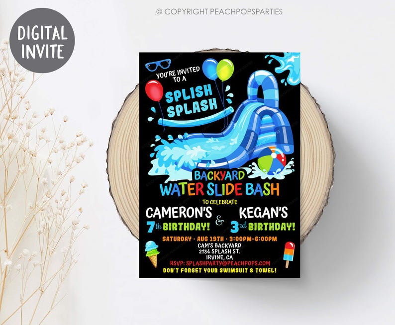 Puede incluir: Una invitaci&oacute;n digital para una fiesta de tobog&aacute;n acu&aacute;tico en el jard&iacute;n. La invitaci&oacute;n presenta un gr&aacute;fico de tobog&aacute;n acu&aacute;tico azul con el texto "SPLISH SPLASH". Incluye detalles para el 7&ordm; cumplea&ntilde;os de Cameron y el 3&ordm; de Kegan, con fecha, hora y lugar.