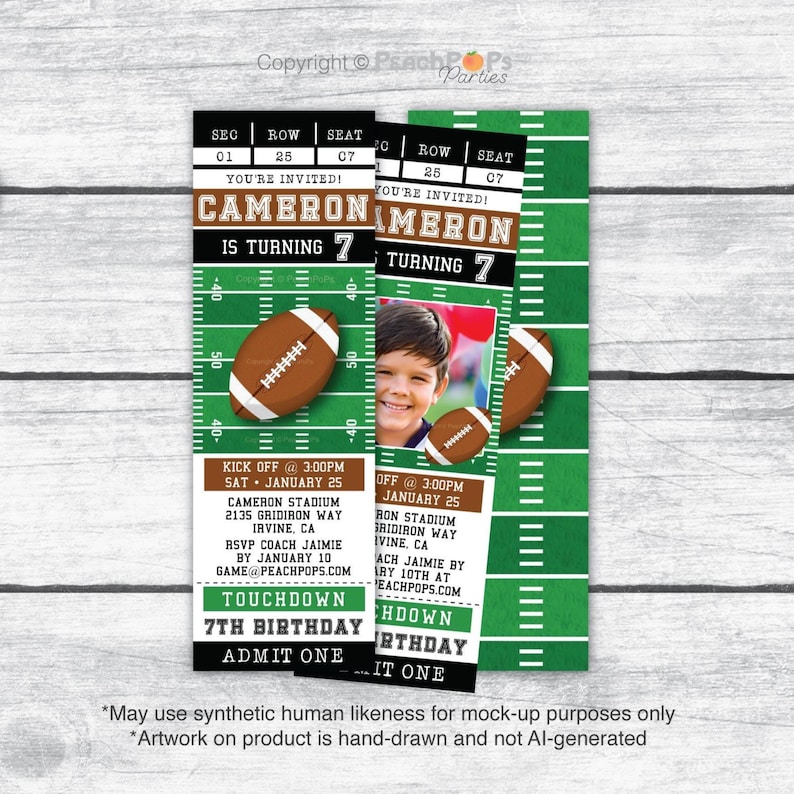 Pu&ograve; includere: Un invito di compleanno a forma di biglietto a tema football americano con sfondo campo verde, grafica di un pallone marrone e testo che include "Cameron is turning 7", "Kick off @ 3:00pm", "Cameron Stadium" e "Admit One". Include uno spazio foto.