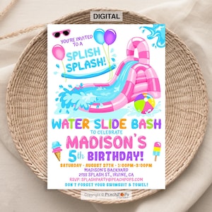 Puede incluir: Una invitación digital para una fiesta de tobogán de agua para celebrar un 5º cumpleaños. La invitación presenta un tobogán de agua rosa y blanco con una piscina de agua azul y una pelota de playa. El texto dice "¡Estás invitado a un Splish Splash! Water Slide Bash para celebrar el 5º cumpleaños de Madison!" con la fecha y la hora de la fiesta.