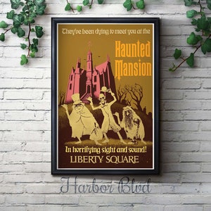 K&ouml;nnte beinhalten: Ein Vintage-Poster, das die Haunted Mansion-Attraktion in Disney World bewirbt. Das Poster zeigt einen gelben Hintergrund mit einem rosa und braunen Spukhaus im Hintergrund. Im Vordergrund befinden sich drei Geister, einer mit einem Zylinder und einer Tasche, ein anderer mit einem Skelettgesicht und ein dritter mit einem pelzigen K&ouml;rper und einer Kette. Der Text auf dem Poster lautet "They've been dying to meet you at the Haunted Mansion. In horrifying sight and sound! Liberty Square. Harbor Blvd."