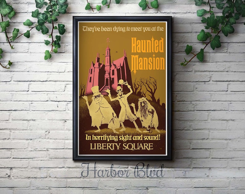 K&ouml;nnte beinhalten: Ein Vintage-Poster, das die Haunted Mansion-Attraktion in Disney World bewirbt. Das Poster zeigt einen gelben Hintergrund mit einem rosa und braunen Spukhaus im Hintergrund. Im Vordergrund befinden sich drei Geister, einer mit einem Zylinder und einer Tasche, ein anderer mit einem Skelettgesicht und ein dritter mit einem pelzigen K&ouml;rper und einer Kette. Der Text auf dem Poster lautet "They've been dying to meet you at the Haunted Mansion. In horrifying sight and sound! Liberty Square. Harbor Blvd."