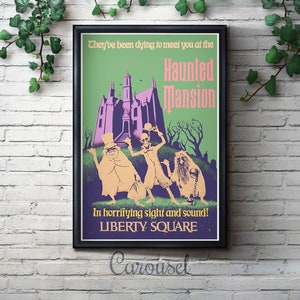 K&ouml;nnte beinhalten: Ein Plakat im Vintage-Stil, das die Haunted Mansion-Attraktion in Disney World bewirbt. Das Plakat zeigt ein Farbschema in Lila, Gr&uuml;n und Gelb mit einem Cartoon-Bild des Haunted Mansion-Geb&auml;udes und drei Geistern. Der Text auf dem Plakat lautet: "They've been dying to meet you at the Haunted Mansion. In horrifying sight and sound! Liberty Square."