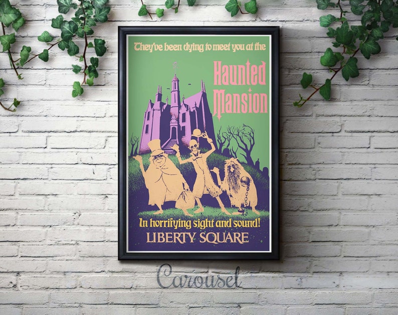 K&ouml;nnte beinhalten: Ein Plakat im Vintage-Stil, das die Haunted Mansion-Attraktion in Disney World bewirbt. Das Plakat zeigt ein Farbschema in Lila, Gr&uuml;n und Gelb mit einem Cartoon-Bild des Haunted Mansion-Geb&auml;udes und drei Geistern. Der Text auf dem Plakat lautet: "They've been dying to meet you at the Haunted Mansion. In horrifying sight and sound! Liberty Square."