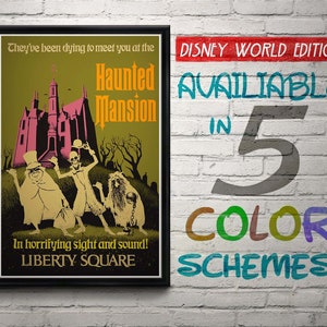 K&ouml;nnte beinhalten: Ein Plakat im Vintage-Stil f&uuml;r die Haunted Mansion-Attraktion in Disney World. Das Plakat zeigt ein Cartoon-Bild des Herrenhauses mit drei Geistern davor. Der Text auf dem Plakat lautet: "They've been dying to meet you at the Haunted Mansion. In horrifying sight and sound! Liberty Square."