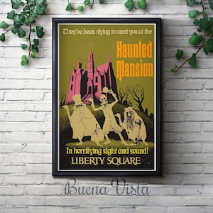 K&ouml;nnte beinhalten: Ein Plakat im Vintage-Stil, das die Haunted Mansion-Attraktion in Disney World bewirbt. Das Plakat zeigt ein Cartoon-Bild des Haunted Mansion-Geb&auml;udes mit drei Geistern davor. Der Text auf dem Plakat lautet: "They've been dying to meet you at the Haunted Mansion. In horrifying sight and sound! Liberty Square. Buena Vista."
