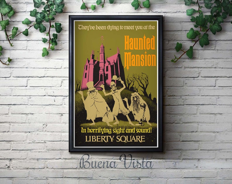 K&ouml;nnte beinhalten: Ein Plakat im Vintage-Stil, das die Haunted Mansion-Attraktion in Disney World bewirbt. Das Plakat zeigt ein Cartoon-Bild des Haunted Mansion-Geb&auml;udes mit drei Geistern davor. Der Text auf dem Plakat lautet: "They've been dying to meet you at the Haunted Mansion. In horrifying sight and sound! Liberty Square. Buena Vista."