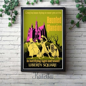K&ouml;nnte beinhalten: Ein Vintage-Poster, das die Haunted Mansion-Attraktion in Disney World bewirbt. Das Poster zeigt ein rosa und gr&uuml;nes Spukhaus mit drei gespenstischen Figuren davor. Der Text lautet "They've been dying to meet you at the Haunted Mansion. In horrifying sight and sound! Liberty Square."