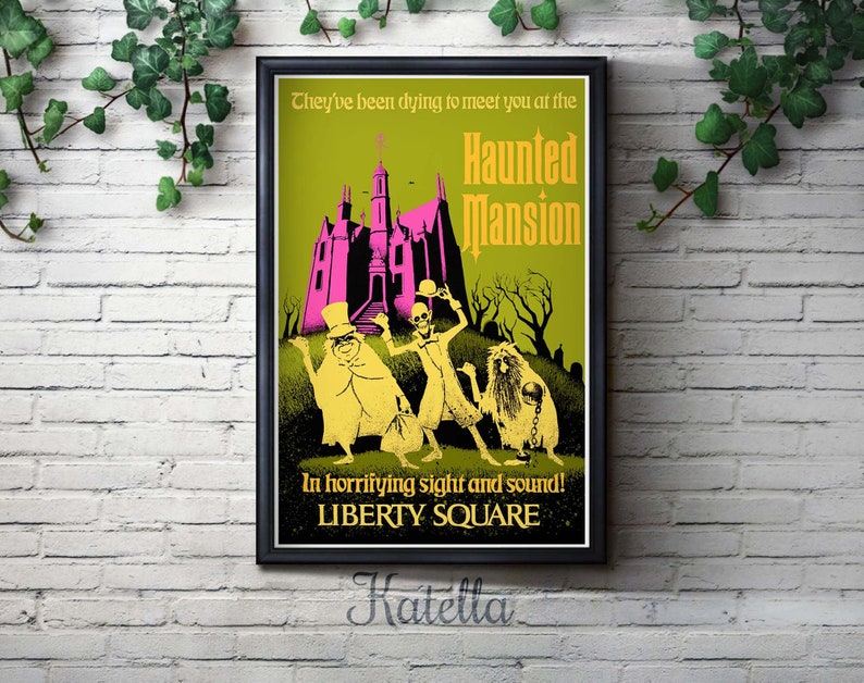 K&ouml;nnte beinhalten: Ein Vintage-Poster, das die Haunted Mansion-Attraktion in Disney World bewirbt. Das Poster zeigt ein rosa und gr&uuml;nes Spukhaus mit drei gespenstischen Figuren davor. Der Text lautet "They've been dying to meet you at the Haunted Mansion. In horrifying sight and sound! Liberty Square."