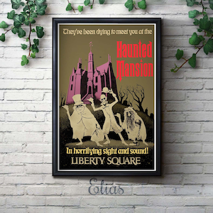 K&ouml;nnte beinhalten: Ein Vintage-Poster, das die Haunted Mansion-Attraktion in Disney World bewirbt. Das Poster zeigt ein rosa und graues Spukhaus mit drei gespenstischen Figuren davor. Der Text auf dem Poster lautet "They've been dying to meet you at the Haunted Mansion. In horrifying sight and sound! LIBERTY SQUARE."